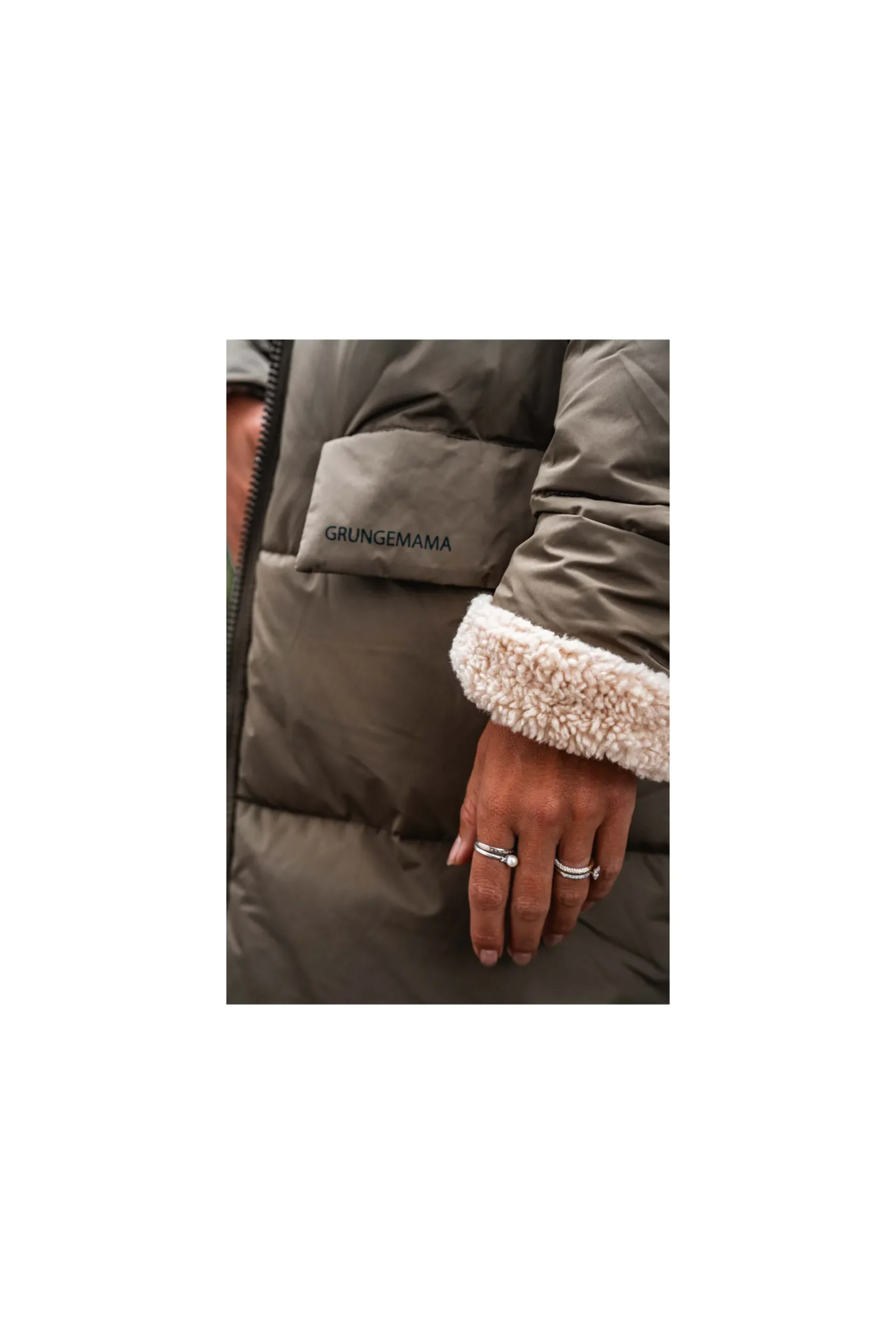 doudoune_longue_grungemam_5.webp Grungemama Doudoune Longue Doumia Kaki