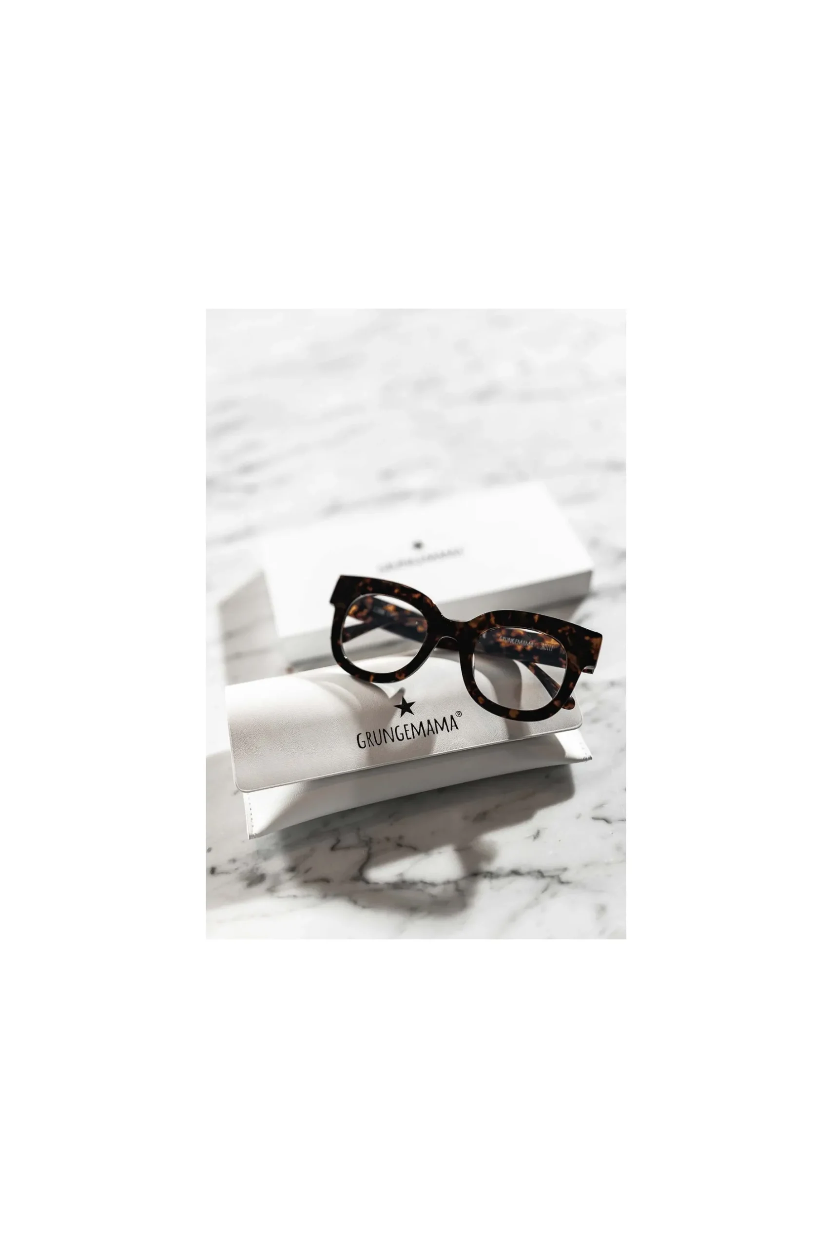 lunettes_grungemama_holly_1-1.webp Grungemama Lunettes Holly Translucide Ecaille
